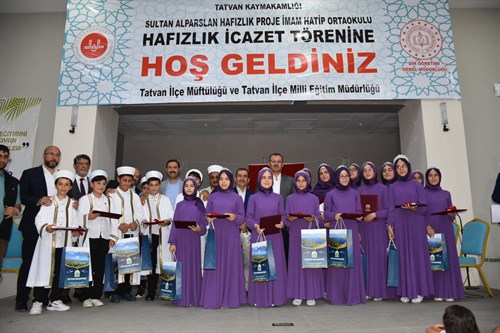Kaymakamımız Sayın Tekin Erdemir, Sultan Alparslan Hafızlık Proje İmam Hatip Ortaokulu tarafından Düzenlenen Hafızlık Mezuniyet Törenine Katıldı